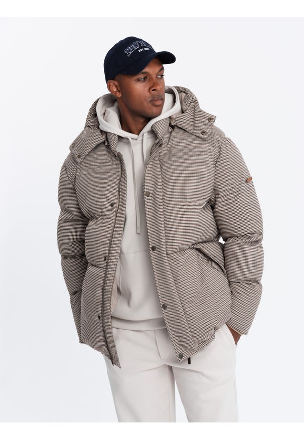 Ombre Clothing - Mocno ocieplana męska kurtka typu puffer w pepitkę – brązowa V1 OM-JAHP-0174 - XXL. Typ kołnierza: kołnierzyk stójkowy. Kolor: brązowy. Materiał: skóra, syntetyk, poliester, materiał. Długość: długie. Wzór: aplikacja