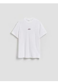 Reserved - Strukturalny t-shirt comfort fit - biały. Kolor: biały. Materiał: bawełna, dzianina #1