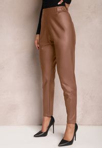 Renee - Brązowe Spodnie Standard z Imitacji Skóry Tamran. Kolor: brązowy. Materiał: skóra ekologiczna #4