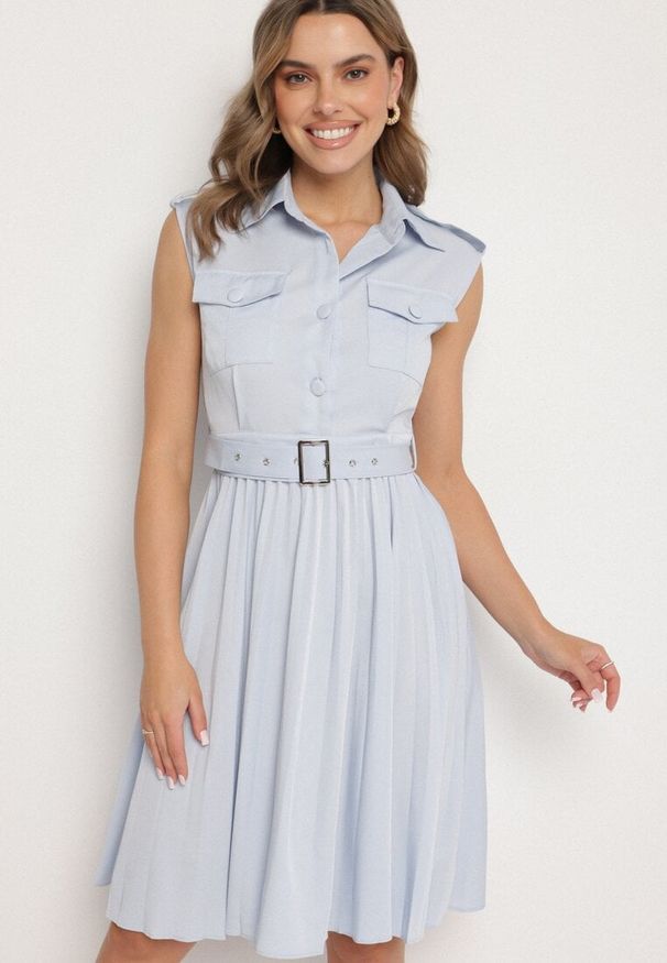 Born2be - Niebieska Wiskozowa Sukienka Rozkloszowana z Koszulową Górą i Plisami z Paskiem Eviravie. Okazja: na co dzień. Kolor: niebieski. Materiał: wiskoza. Typ sukienki: koszulowe. Styl: casual, elegancki, klasyczny. Długość: midi