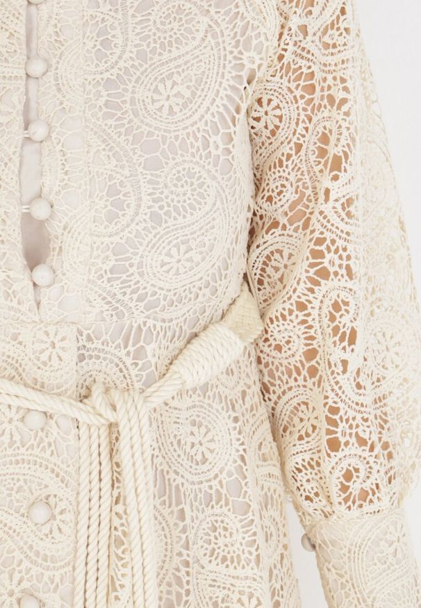 Born2be - Jasnobeżowa Sukienka Eudoreia. Typ kołnierza: kołnierzyk stójkowy. Kolor: beżowy. Wzór: ażurowy, aplikacja. Typ sukienki: rozkloszowane. Materiał: bawełna, materiał, koronka. Długość rękawa: długi rękaw. Sezon: lato. Styl: elegancki, boho. Długość: midi