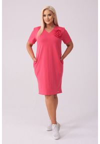 Moda Size Plus Iwanek - Koralowa sukienka Eloise - Casualowa Elegancja PLUS SIZE XXL LATO. Okazja: na co dzień. Kolekcja: plus size. Kolor: pomarańczowy. Materiał: tkanina, dzianina, dresówka, bawełna, elastan. Wzór: kwiaty. Sezon: lato. Typ sukienki: dla puszystych. Styl: casual