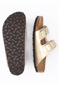 Birkenstock - Klapki damskie BIRKENSTOCK ARIZONA BF. Nosek buta: otwarty. Kolor: złoty. Materiał: polar, syntetyk, zamsz, materiał, welur. Wzór: paski
