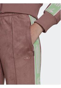 Adidas - adidas Spodnie dresowe HM1518 Brązowy Regular Fit. Kolor: brązowy. Materiał: dresówka, syntetyk #3