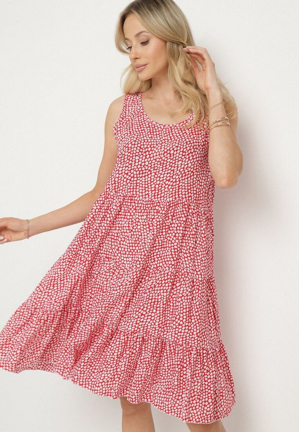 Born2be - Czerwona Rozkloszowana Bawełniana Sukienka z Falbanami w Kwiaty Zeolane. Okazja: na spacer, na co dzień. Kolor: czerwony. Materiał: bawełna. Wzór: kwiaty. Sezon: wiosna. Typ sukienki: proste. Styl: elegancki, casual