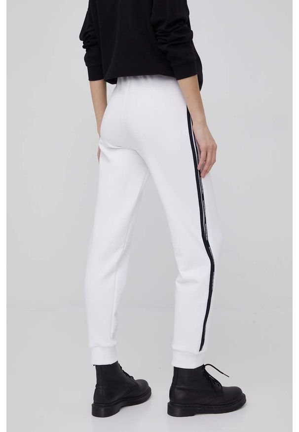 Emporio Armani spodnie damskie kolor biały joggery high waist. Stan: podwyższony. Kolor: biały