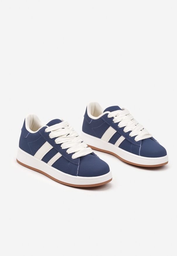 Renee - Granatowe Sneakersy na Niskiej Platformie z Naszywkami Flordexia. Okazja: na co dzień. Kolor: niebieski. Materiał: jeans. Wzór: aplikacja. Obcas: na platformie