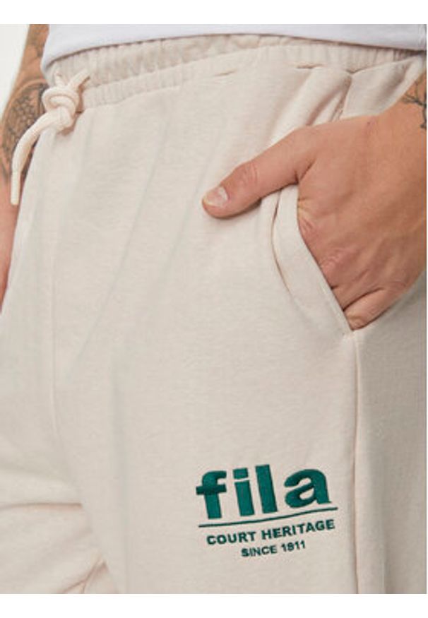 Fila Spodnie dresowe FAM0647 Beżowy Regular Fit. Kolor: beżowy. Materiał: bawełna