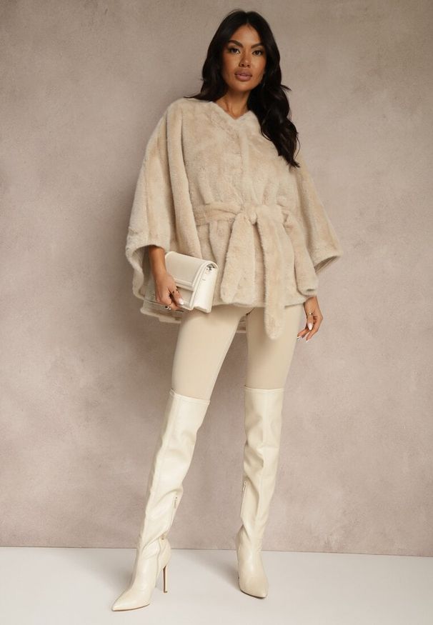 Renee - Beżowe Futerkowe Ponczo Ozdobione Paskiem Monareva. Okazja: na co dzień. Kolor: beżowy. Materiał: jeans. Wzór: aplikacja. Styl: casual, elegancki