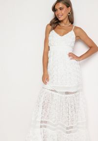 Born2be - Biała Koktajlowa Kwiatowa Sukienka na Ramiączkach z Regulacją i Gumką w Talii Navinae. Okazja: na co dzień, na imprezę. Kolor: biały. Długość rękawa: na ramiączkach. Wzór: kwiaty. Sezon: lato. Styl: wizytowy #5