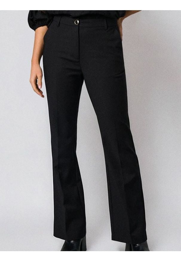 Sinsay - Eleganckie spodnie flare - czarny. Kolor: czarny. Styl: elegancki