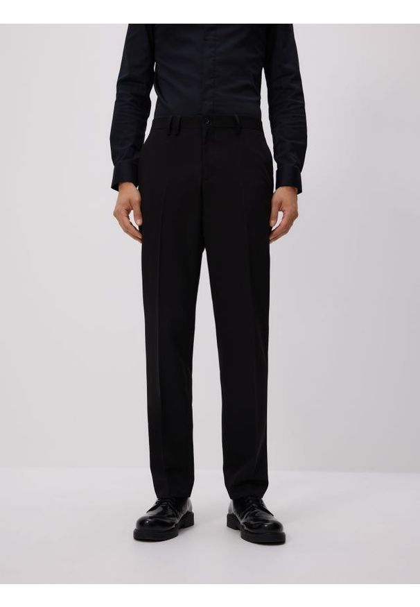 Reserved - Spodnie garniturowe slim fit - czarny. Kolor: czarny. Materiał: tkanina, wiskoza