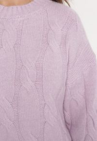 Born2be - Fioletowy Sweter w Warkoczykowy Splot Biggesa. Kolor: fioletowy. Długość rękawa: długi rękaw. Długość: długie. Wzór: ze splotem. Styl: klasyczny #4