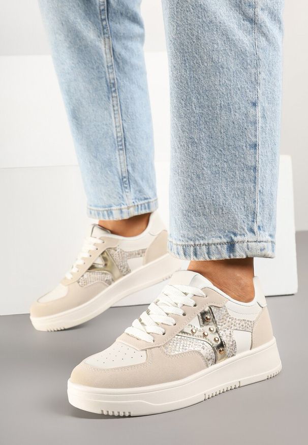 Renee - Beżowe Sneakersy Zdobione Metaliczną Aplikacją i Imitacją Skóry Węża Sarivane. Zapięcie: sznurówki. Kolor: beżowy. Materiał: skóra. Wzór: aplikacja. Sezon: lato, wiosna