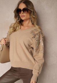 Renee - Ciemnobeżowy Sweter o Kroju Nietoperza Ozdobiony Cekinami i Cyrkoniami Nevarraea. Okazja: na co dzień. Kolor: beżowy. Materiał: jeans. Wzór: aplikacja. Styl: klasyczny, casual, elegancki #5