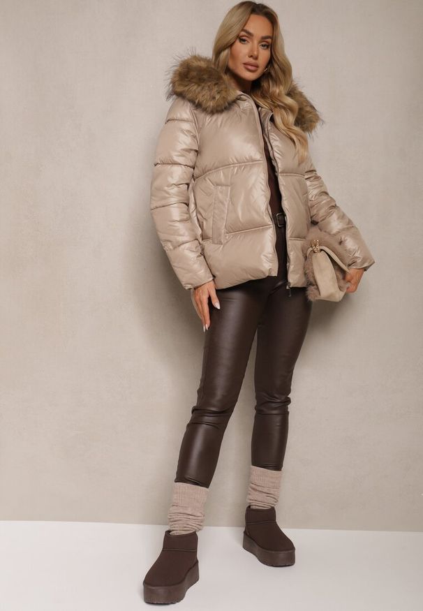 Renee - Beżowa Asymetryczna Kurtka z Kapturem z Futrem z Możliwością Odpięcia Zineira. Typ kołnierza: kaptur. Kolor: beżowy. Materiał: futro. Długość: długie. Styl: elegancki