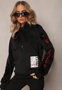 Renee - Czarna Bluza z Polarem i Haftami na Rękawach Janakame. Okazja: na co dzień, na spacer. Kolor: czarny. Materiał: polar. Wzór: haft. Sezon: jesień. Styl: casual #4