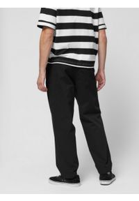 outhorn - Spodnie tkaninowe o kroju carrot męskie - czarne. Kolor: czarny. Materiał: tkanina #3