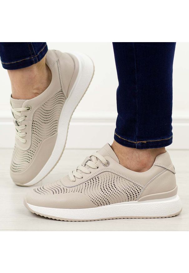 Beżowe ażurowe skórzane półbuty damskie S.Barski 51-551. Okazja: na co dzień, na spacer. Kolor: beżowy. Materiał: skóra. Szerokość cholewki: normalna. Wzór: ażurowy. Sezon: jesień, wiosna, lato. Styl: klasyczny, casual, elegancki