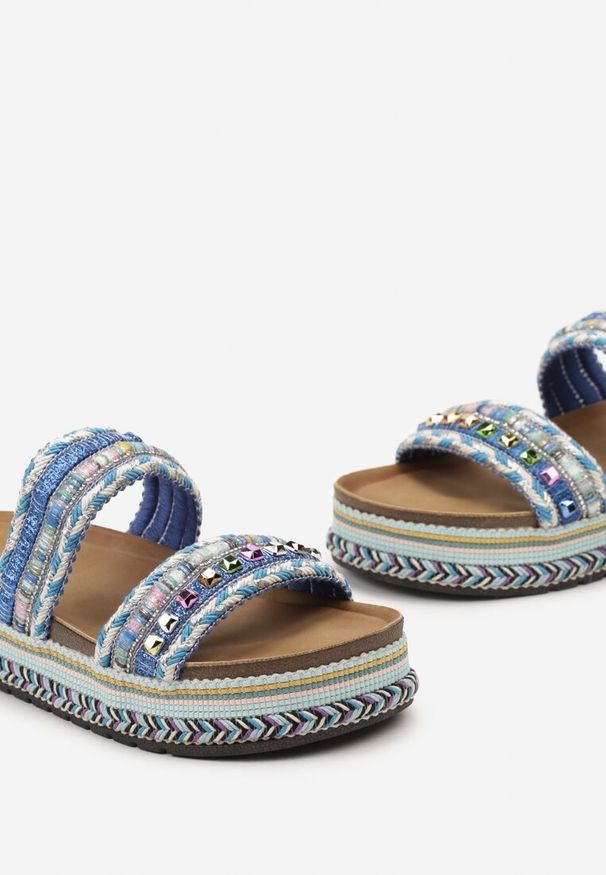 Renee - Niebieskie Klapki z Ekoskóry z Ćwiekami Bogato Zdobione Cyrkoniami i Brokatem Obiuma. Kolor: niebieski. Wzór: aplikacja. Styl: wakacyjny