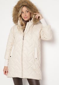 Born2be - Jasnobeżowa Pikowana Kurtka z Odpinanym Kapturem i Futerkiem Ozdobiona Ściągaczami Ellonaria. Okazja: na co dzień, na spacer. Kolor: beżowy. Materiał: futro. Wzór: aplikacja. Sezon: zima. Styl: casual, elegancki #1