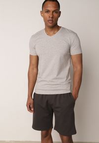 Born2be - Ciemnoszare Szorty Dresowe z Bawełną i Sznurkami Leofiel. Okazja: na co dzień, na spacer. Kolor: szary. Materiał: bawełna, dresówka. Wzór: napisy. Styl: casual, klasyczny #5