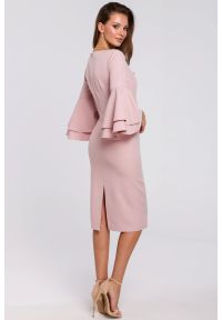Makover - Sukienka na wesele elegancka z bufiastymi rękawami pudrowa. Okazja: na ślub cywilny, na wesele. Typ sukienki: ołówkowe. Styl: elegancki. Długość: midi #3
