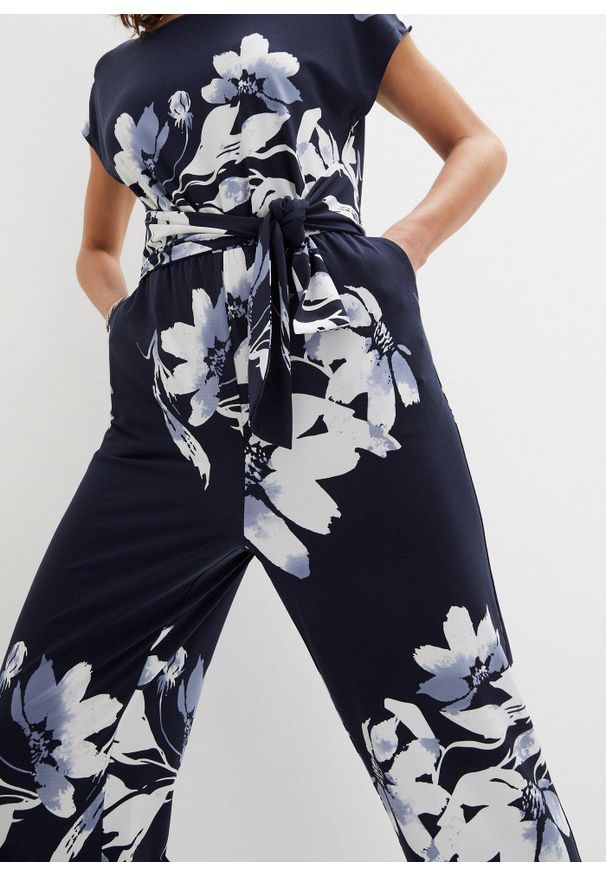 bonprix - Kombinezon z wiązanym paskiem. Kolor: niebieski. Styl: elegancki