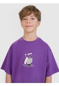 4f - 4F T-shirt oversize z nadrukiem chłopięcy - fioletowy 146 (10-11 lat). Okazja: na co dzień. Kolor: fioletowy. Materiał: dzianina, bawełna, jersey. Długość rękawa: krótki rękaw. Długość: krótkie. Wzór: nadruk. Sezon: lato. Styl: klasyczny, sportowy, casual