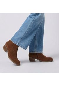 Brązowe Kowbojki Hee Stylowe Zamszowe Buty Damskie. Kolor: brązowy. Materiał: zamsz. Sezon: zima, jesień. Obcas: na obcasie. Styl: elegancki. Wysokość obcasa: średni #1