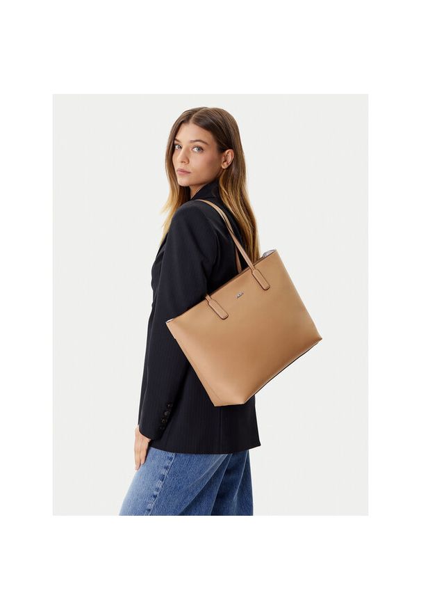 Torebka DKNY. Kolor: beżowy