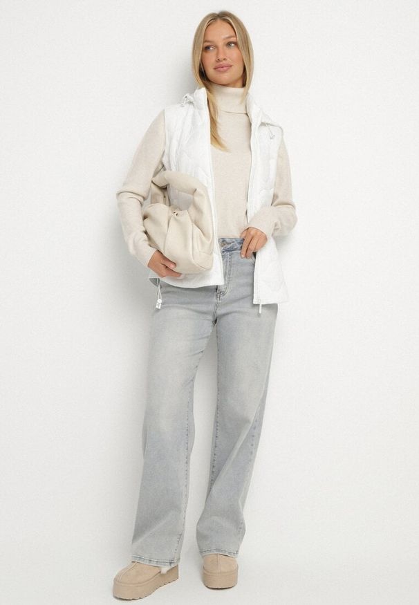 Born2be - Biała Kamizelka z Odpinanym Kapturem Ozdobiona Pikowaniem Cirisse. Okazja: na co dzień, na spacer. Kolor: biały. Materiał: jeans. Wzór: aplikacja. Styl: klasyczny, casual, elegancki