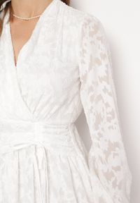 Born2be - Biała Rozkloszowana Sukienka Mini z Plumeti o Kopertowym Kroju Tayeta. Kolor: biały. Materiał: tkanina. Typ sukienki: kopertowe. Długość: mini #4