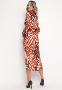 Born2be - Brązowa Sukienka Koszulowa w Zebrę Arziki. Okazja: na co dzień. Typ kołnierza: dekolt w serek. Kolor: beżowy. Długość rękawa: długi rękaw. Wzór: motyw zwierzęcy. Typ sukienki: koszulowe. Styl: casual, klasyczny #4