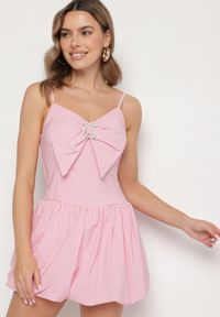 Born2be - Różowa Sukienka Bombka na Cienkich Ramiączkach z Kokardą i Cyrkoniami Paliandria. Okazja: na imprezę. Typ kołnierza: kokarda. Kolor: różowy. Długość rękawa: na ramiączkach. Wzór: aplikacja. Sezon: lato. Typ sukienki: bombki. Styl: elegancki #1