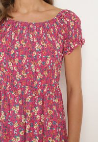 Born2be - Ciemnoróżowa Wiskozowa Sukienka Typu Hiszpanka z Gumką w Pasie w Drobne Kwiaty Luadia. Okazja: na co dzień. Typ kołnierza: dekolt hiszpanka. Kolor: różowy. Materiał: wiskoza. Długość rękawa: krótki rękaw. Wzór: kwiaty. Styl: casual #5