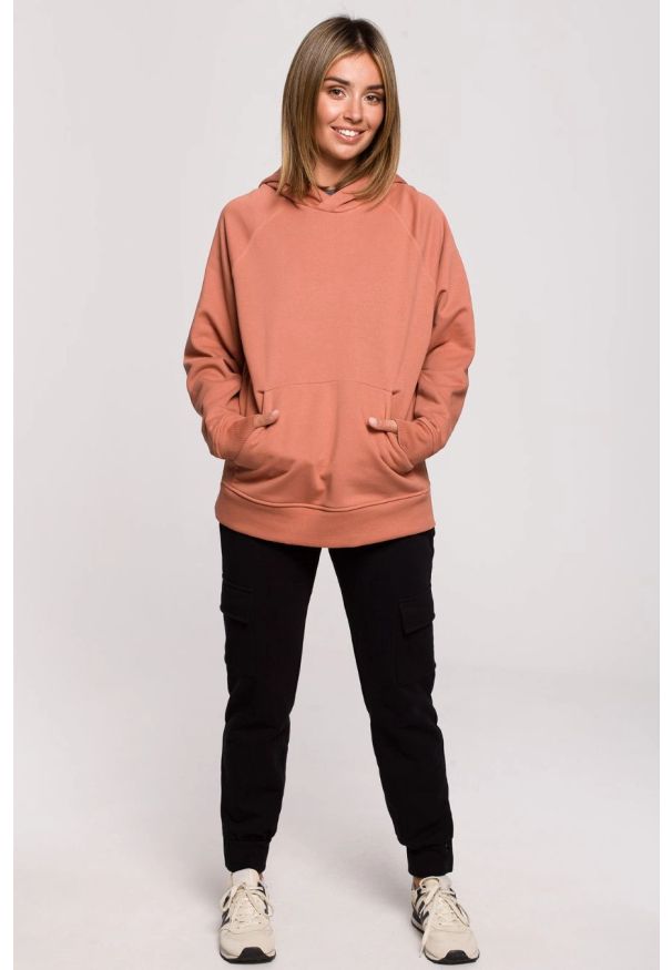 Sukienki.shop - Bluza z kapturem kangurek ceglasta bawełna premium. Okazja: na co dzień. Typ kołnierza: kaptur. Kolor: czerwony. Materiał: bawełna. Styl: casual