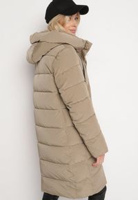 Born2be - Beżowa Pikowana Kurtka z Kapturem i Wysokim Kołnierzem Avalentura. Okazja: na co dzień, na spacer. Typ kołnierza: kaptur. Kolor: beżowy. Materiał: jeans. Sezon: zima. Styl: klasyczny, casual #6