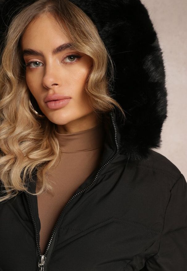 Renee - Czarna Kurtka o Fasonie Płaszcza z Pikowaniem i Futrzanym Kapturem Mavila. Kolor: czarny. Materiał: futro. Długość: długie