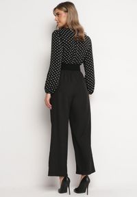Born2be - Czarny Kombinezon z Paskiem i Kopertowym Dekoltem z Szeroką Nogawką Omera. Okazja: na co dzień. Kolor: czarny. Styl: casual #6