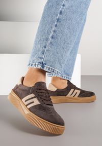 Born2be - Ciemnobrązowe Sneakersy Tenisówki ze Skóry Naturalnej z Geometrycznym Motywem Haleria. Okazja: na co dzień, na spacer. Zapięcie: sznurówki. Kolor: brązowy. Materiał: skóra. Wzór: geometria. Sport: turystyka piesza #1