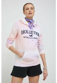 Hollister Co. bluza damska kolor różowy z kapturem wzorzysta. Okazja: na co dzień. Typ kołnierza: kaptur. Kolor: różowy. Materiał: dzianina. Wzór: aplikacja. Styl: casual #1