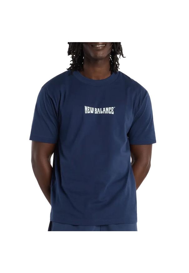Koszulka męska New Balance MT61B2STNNY - granatowa. Kolor: niebieski. Materiał: bawełna. Długość rękawa: krótki rękaw. Długość: krótkie. Wzór: aplikacja