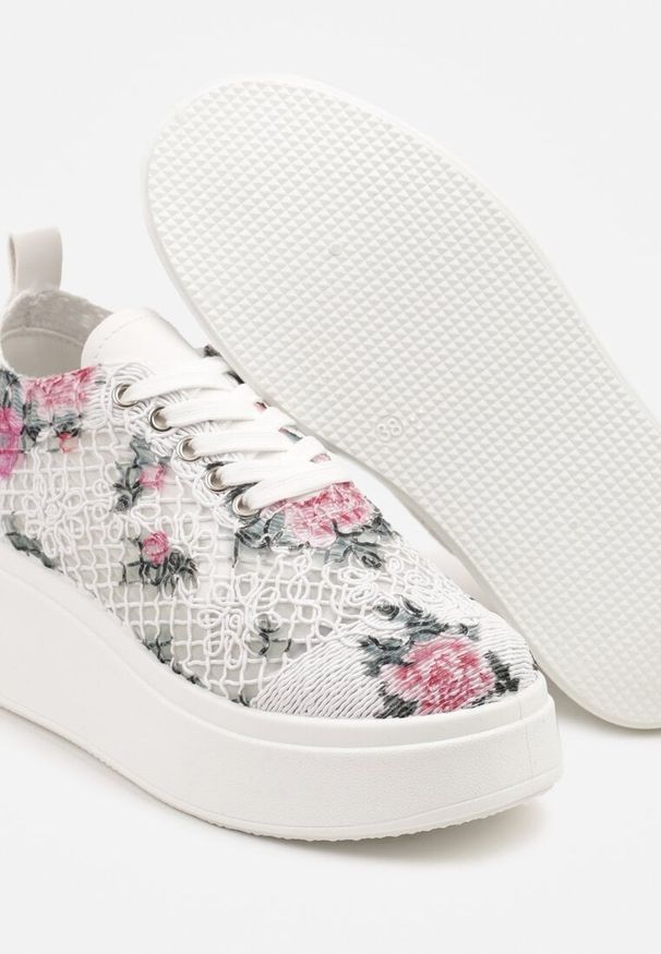 Born2be - Białe Sneakersy Vices z Grubą Podeszwą i Kwiatową Ażurową Cholewką Ardisov. Okazja: na co dzień. Kolor: biały. Materiał: jeans. Szerokość cholewki: normalna. Wzór: ażurowy, kwiaty