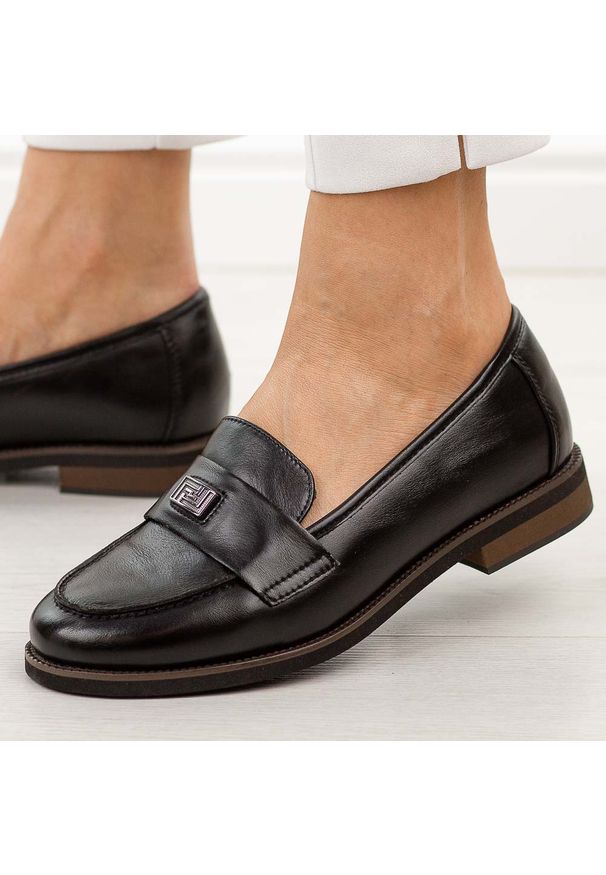 POTOCKI - Czarne skórzane mokasyny damskie Potocki 19465. Okazja: na co dzień. Nosek buta: okrągły. Kolor: czarny. Szerokość cholewki: normalna. Wzór: aplikacja. Materiał: skóra. Sezon: wiosna, jesień, lato. Obcas: na obcasie. Styl: casual, elegancki, klasyczny. Wysokość obcasa: niski