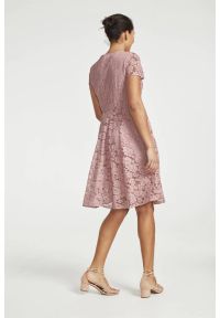 Cellbes - Różowa sukienka koronkowa. Kolor: różowy. Materiał: koronka. Typ sukienki: rozkloszowane. Styl: elegancki #2