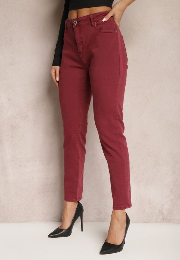 Renee - Bordowe Spodnie o Dopasowanym Fasonie z Elastycznej Bawełny Dillow. Okazja: do pracy. Kolor: czerwony. Materiał: bawełna. Styl: elegancki