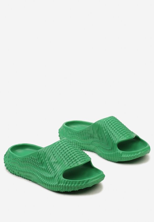 Born2be - Zielone Piankowe Klapki z Ozdobnym Tłoczeniem Juraia. Okazja: na co dzień. Kolor: zielony. Obcas: na płaskiej podeszwie. Styl: klasyczny, casual, elegancki