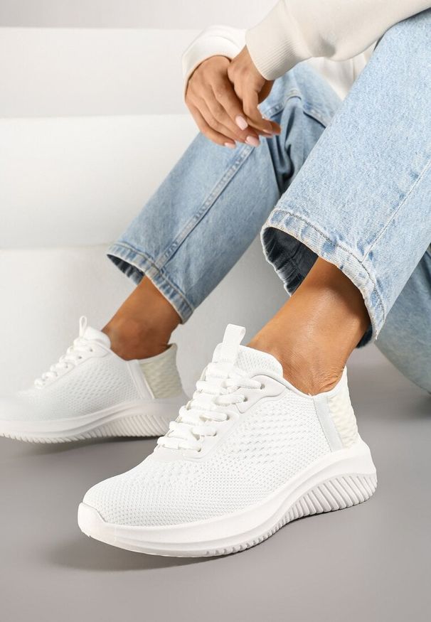 Renee - Białe Buty Sportowe Sneakersy z Siateczki na Podeszwie z Tłoczeniami Kortebia. Okazja: na co dzień. Zapięcie: sznurówki. Kolor: biały. Materiał: jeans