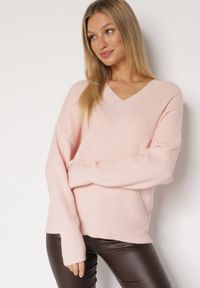 Born2be - Jasnoróżowy Sweter z Domieszką Kaszmiru z Dekoltem w Serek Feralaine. Okazja: na co dzień, na spotkanie biznesowe. Typ kołnierza: dekolt w serek. Kolor: różowy. Materiał: kaszmir. Styl: biznesowy, klasyczny, casual, elegancki #1